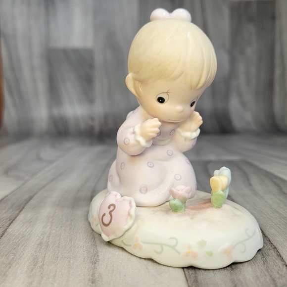 Precious Moments Growing in Grace - Girl Age 3 Porcelain Figurine 136220 - 1994 - Picture 2 of 13